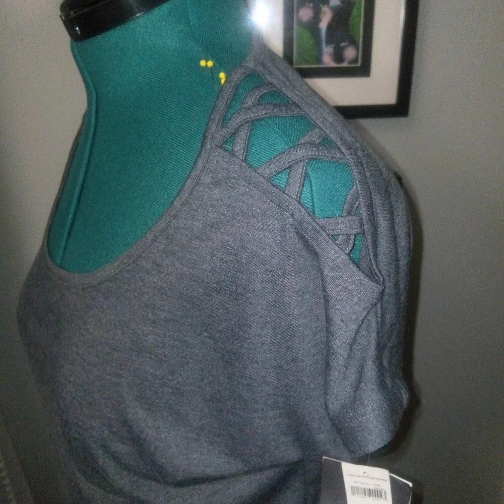 Gap Fit Cut Out Shoulder Cool Dry T-Shirt in Gray Sz M NWT